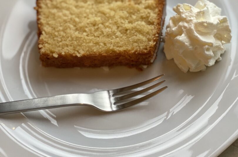 Zitronen-Mandel-Kuchen mit Zuckerglasur